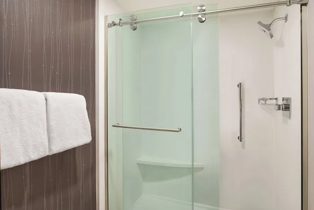 غرفة بسرير كينج بشرفة، Courtyard By Marriott Tupelo 8/10