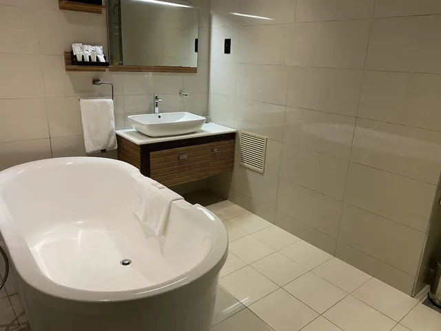 Executive, Suite, King Bed, Partial Ocean View, Coastlands Umhlanga Hotel 3/6