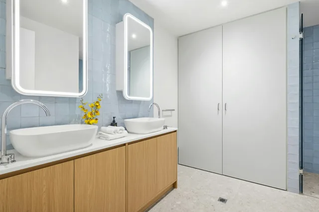 3 Bedrooms, Apartment, Oaks Melbourne on Lonsdale Suites 5/5