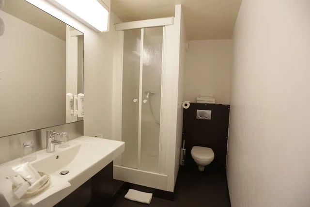 غرفة رباعية بسرير مزدوج وسريرين منفصلين، Hotel Au Petit Caporal 7/10