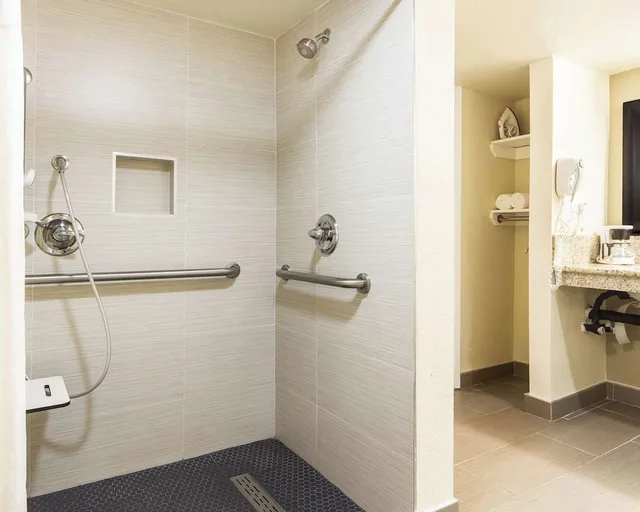 غرفة بسرير كوين لذوي الإعاقة، Quality Inn Sacramento Convention Center 3/3