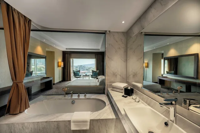 جناح جونيور بسرير كوين، The Biltmore Hotel Tbilisi 3/3
