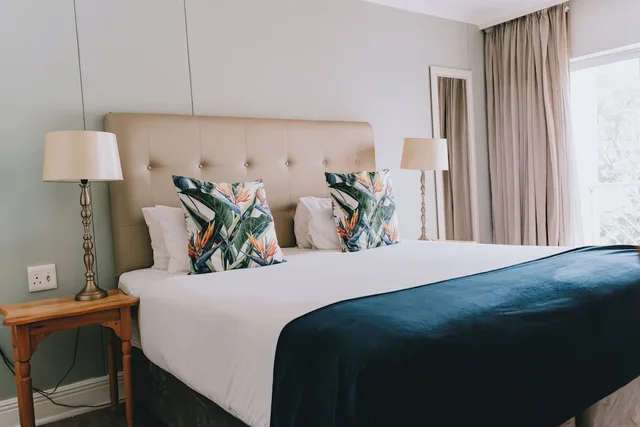 غرفة قياسية بسرير كينج، The Riverside Hotel 3/6