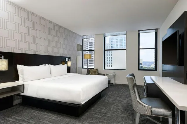 Guest Room, King Bed, Concierge Level، Renaissance Cincinnati Downtown Hotel 1/4