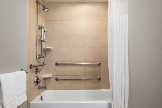 غرفة بسريرين كوين لذوي الإعاقة، Courtyard Madison West Middleton 3/6