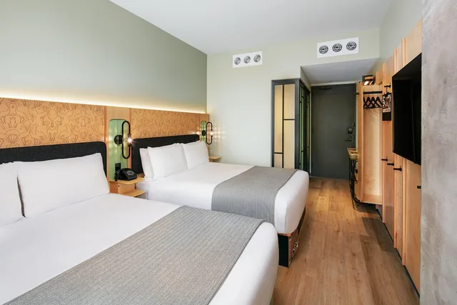 غرفة بسريرين كوين لذوي الإعاقة، Moxy Brooklyn Williamsburg 1/4