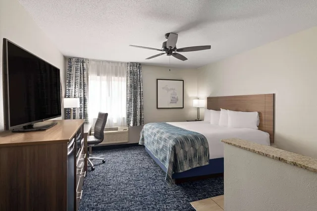 جناح استوديو بسرير كينج بجاكوزي، Baymont by Wyndham Mt. Pleasant 3/5