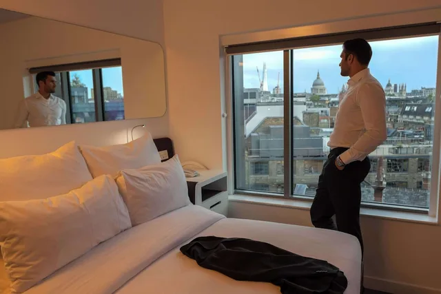 غرفة بريميوم بسرير كوين بإطلالة على المدينة، YOTEL London City, Select by Hilton 2/7