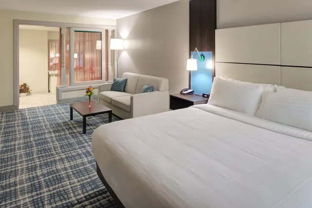 جناح بسرير كينج مع أريكة بمنطقة جلوس، Holliday Inn Belcamp Aberdeen Area Ex Wingate By Wyndham Aberdeen Edgewood 2/7