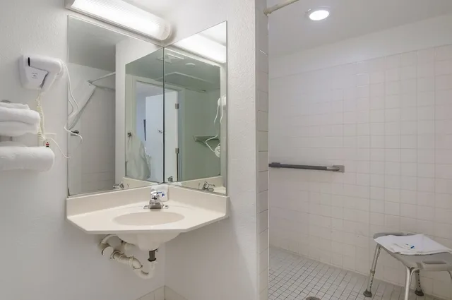 غرفة بسرير مزدوج لذوي الإعاقة، Rodeway Inn Greeley CO 5/5
