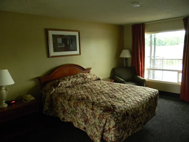 غرفة قياسية بسرير كوين، Lakeview Inn Centralia 1/2