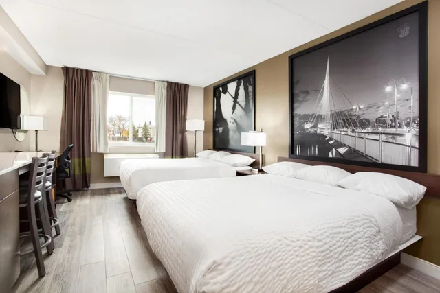 Efficiency, King Bed, 2 Queen Beds، Super 8 by Wyndham Winnipeg West 1/5