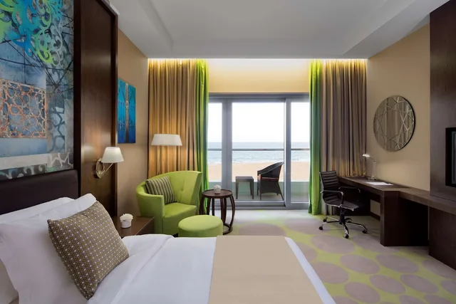 غرفة بريميوم بإطلالة على البحر بشرفة، RADISSON BLU HOTEL, SOHAR 10/10