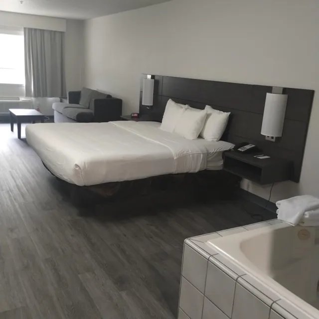غرفة قياسية بسرير كينج مع أريكة بحوض جاكوزي، Quality Inn & Suites Wilsonville OR 8/10