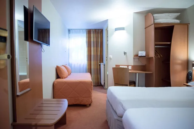 غرفة قياسية بسرير مزدوج وسرير فردي، Hotel Kyriad Rennes Nord 4/10