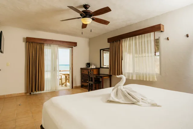 غرفة بسرير كينج بإطلالة على البحر، Petit Lafitte Hotel 1/4