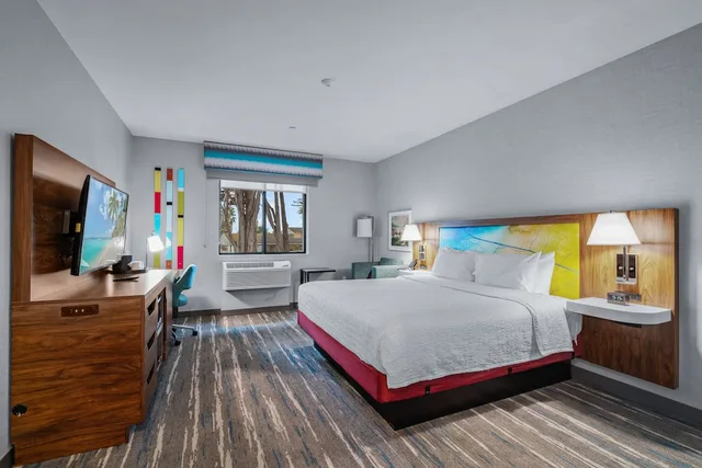 Room, King Bed, Partial View, Accessible، Hampton Inn Morro Bay 1/5