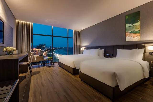 غرفة ديلوكس ثلاثية بسرير كوين وسرير فردي بإطلالة على البحر، Premier Pearl Hotel Vung Tau 1/1