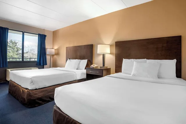 غرفة بسرير كينج وسرير كوين للمدخنين، Econo Lodge Inn and Suites Resort Rehoboth Beach 1/2
