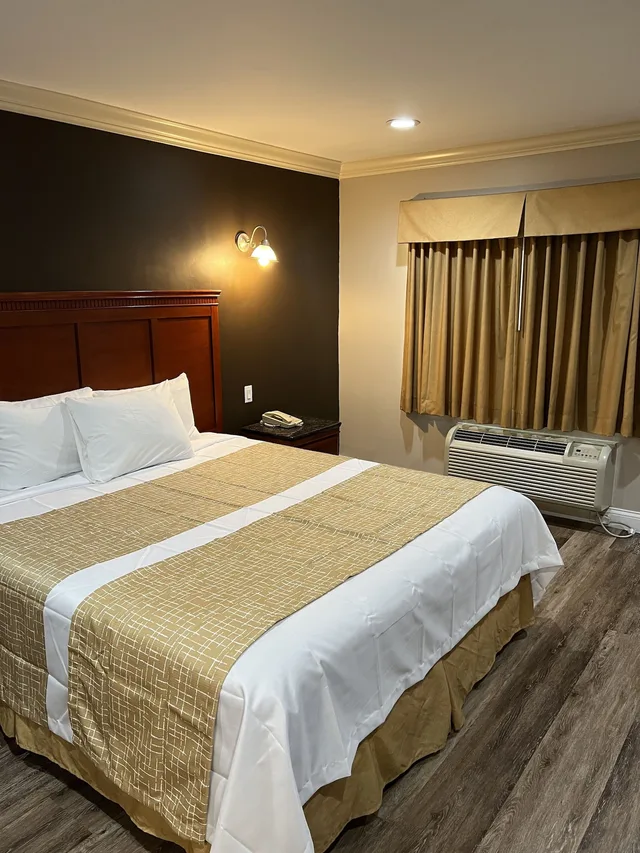 غرفة قياسية بسرير كينج، Travelodge By Wyndham Brea 1/3