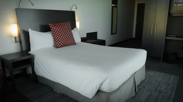 غرفة قياسية بسرير كوين، Grand Times Hotel Sherbrooke 3/6