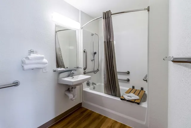 Deluxe, Queen Bed, Motel6 Kirkland, WA - North Kirkland 6/7