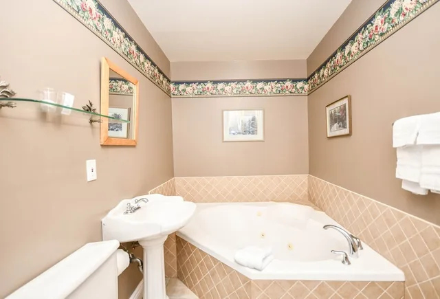 Hideaway, Superior, Queen Bed, Jetted Tub، Surfside Inn 5/5