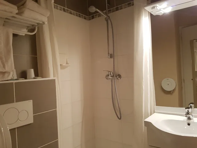 غرفة رباعية بسرير مزدوج وسريرين منفصلين، Hôtel Du Centre 2/3