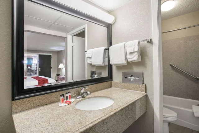 جناح بسرير كينج بغرفة نوم واحدة للمدخنين، Ramada By Wyndham Odessa Near University Of Texas Permian 3/4