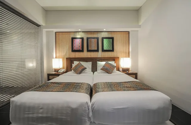 غرفة بسرير مزدوج وسريرين منفصلين بغرفتي نوم بمسبح خاص، Gaing Mas Jimbaran Villas By Gaing Mas Group 4/10