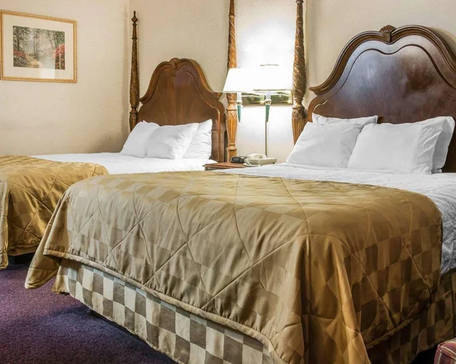 Leisure, Suite, 1 King and 2 Queen Beds, Clarion Hotel Mackinaw City Beachfront 2/3