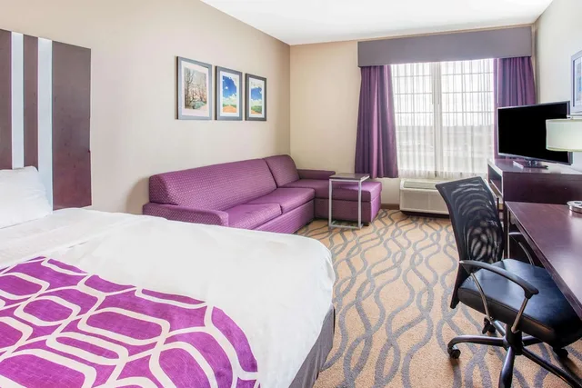 جناح ديلوكس بسريرين كوين، La Quinta Inn Suites Luling 3/4