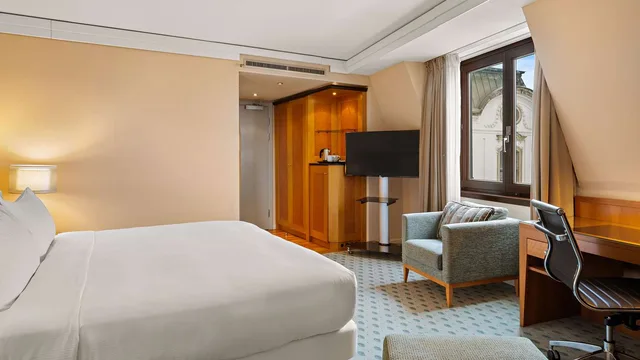 غرفة تنفيذية تنفيذية بسرير كوين بإطلالة على النهر مع دخول الصالة، Hilton Dresden 1/2