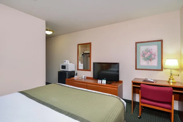 غرفة سوبيريور بسرير كوين يُسمح فيها بالحيوانات الأليفة، Travelodge Suites By Wyndham Newberg 1/5