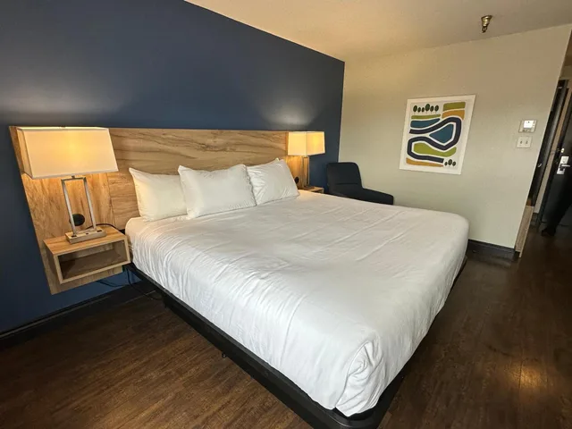 غرفة بسرير كينج وسرير كوين، Park Inn by Radisson Sydney, NS 1/6