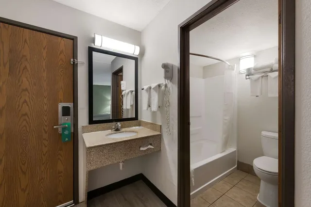 Room, 2 Queen Beds, Quality Inn Merriam Kansas City 4/4