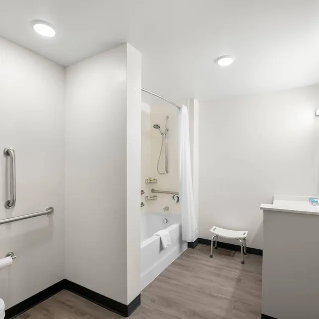 جناح بسرير كينج مع أريكة لذوي الإعاقة، Everhome Suites Portsmouth - Newington 6/7