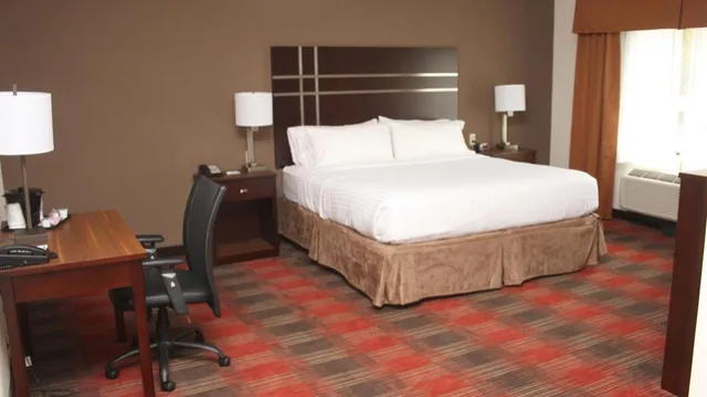 جناح بسرير كينج مع أريكة لذوي الإعاقة، Holiday Inn Express Suites La Vale Cumberland 1/2