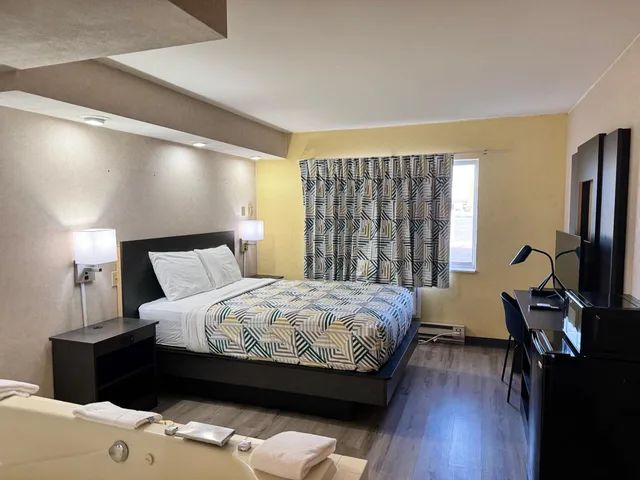 غرفة بسرير كوين بجاكوزي، Motel6 Eau Claire, WI 3/9