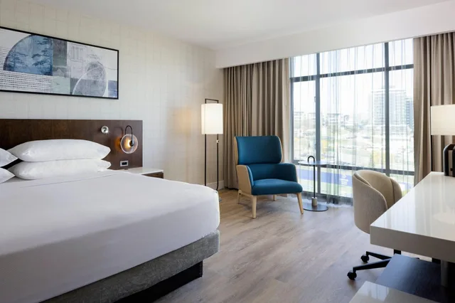 غرفة كلوب بسرير مزدوج، Delta Hotels Victoria Ocean Pointe Resort 2/3