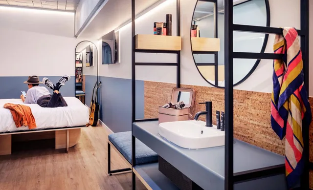 Queen Ensuite Accessible Interior، LyLo Auckland 1/2