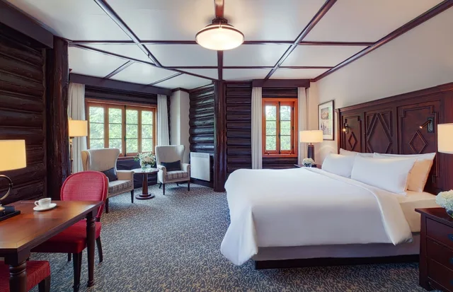 غرفة سيغنتشر فاخرة بسرير كينج بإطلالة على النهر، Fairmont Le Chateau Montebello 1/3