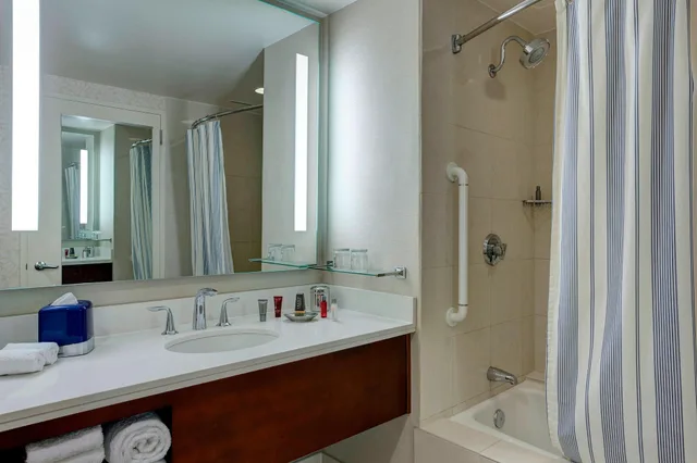 غرفة كلوب بسرير كينج بإطلالة على المرسى، Marriott Marina Del Rey 5/10