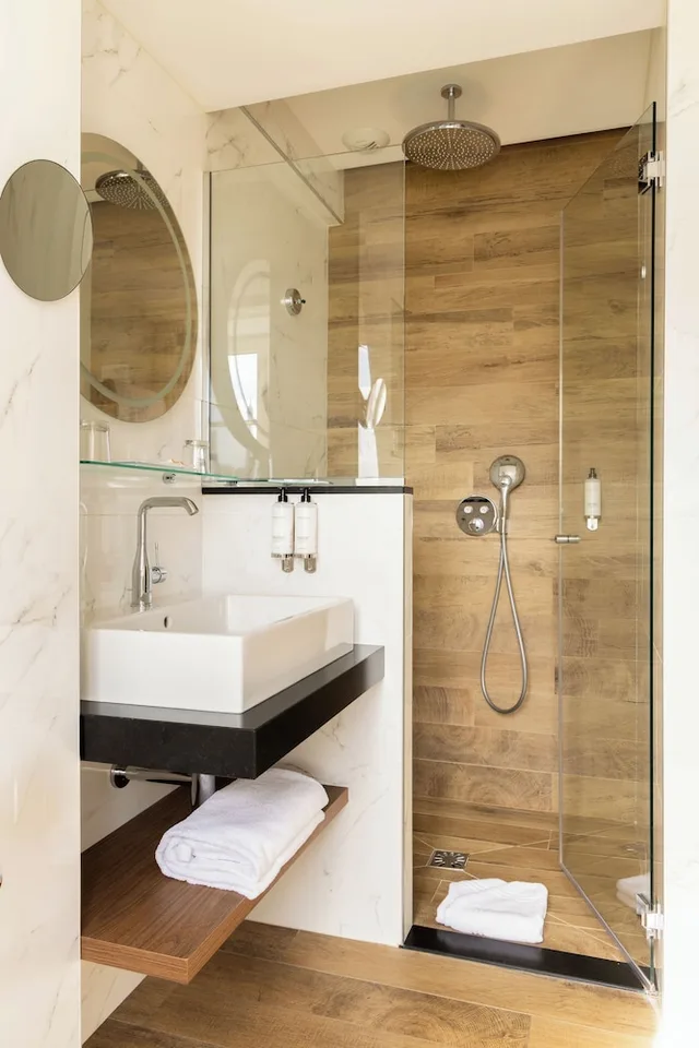 جناح جونيور، Hotel Lord Byron 4/5