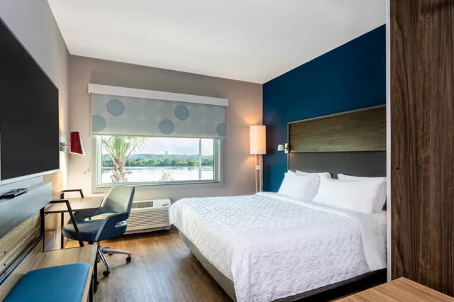 غرفة بسرير كينج، Tru by Hilton Port St. Lucie 2/3