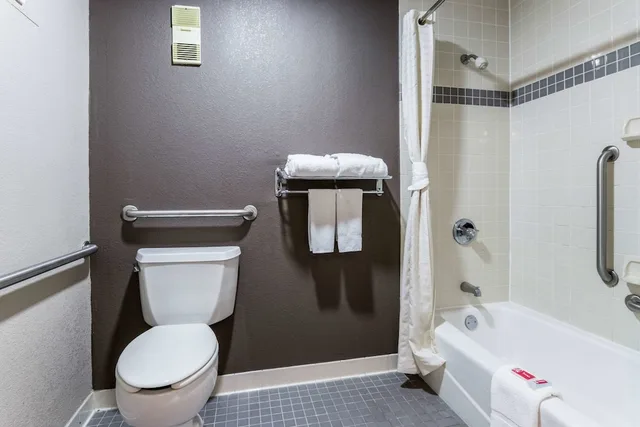 Room, King Bed, Accessible, Econo Lodge Gainesville Downtown Area 3/4