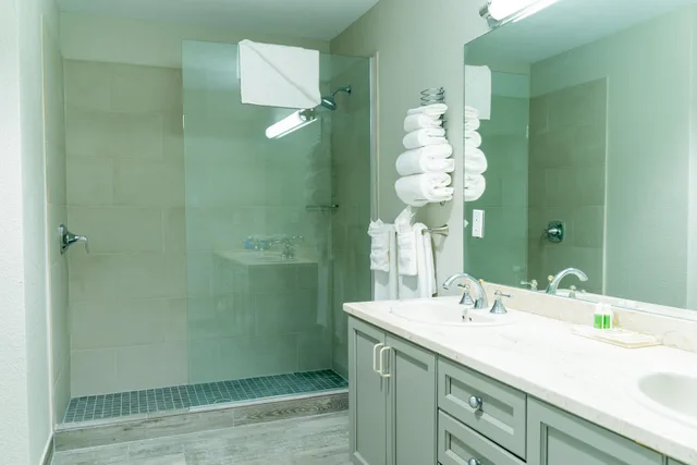 جناح استوديو بسرير كوين بإطلالة على البحر مع أريكة، Holiday Inn Resort Grand Cayman, an IHG Hotel 5/7