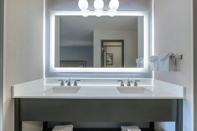 غرفة بسريرين كوين لذوي الإعاقة، The Newberry Hotel Bend, Tapestry Collection by Hilton 3/4
