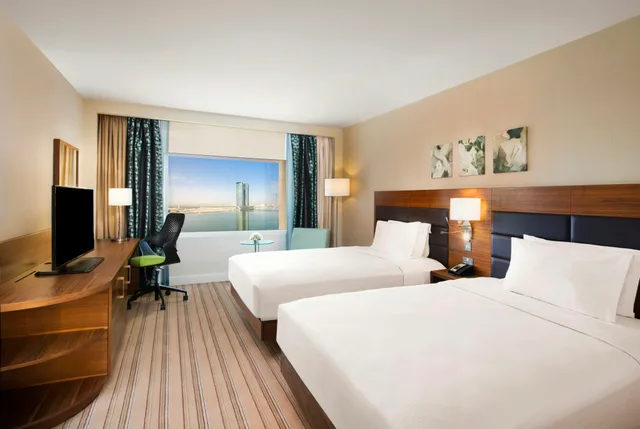 Room, Queen Bed, Creek View، Hilton Garden Inn Ras Al Khaimah 1/5