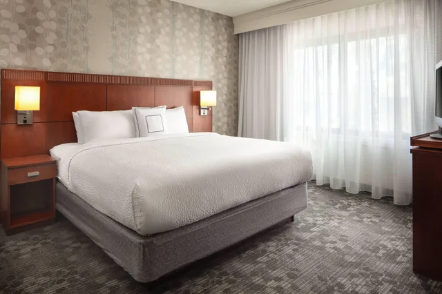 غرفة ديلوكس بسرير كينج بإطلالة على المسبح، Sonesta Select Laguna Hills Irvine Spectrum 1/2